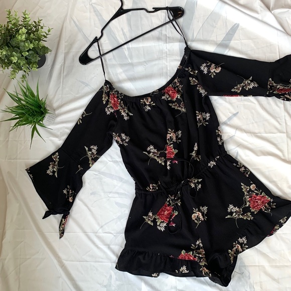Forever 21 Pants - ★ Forever 21 Floral Romper ★